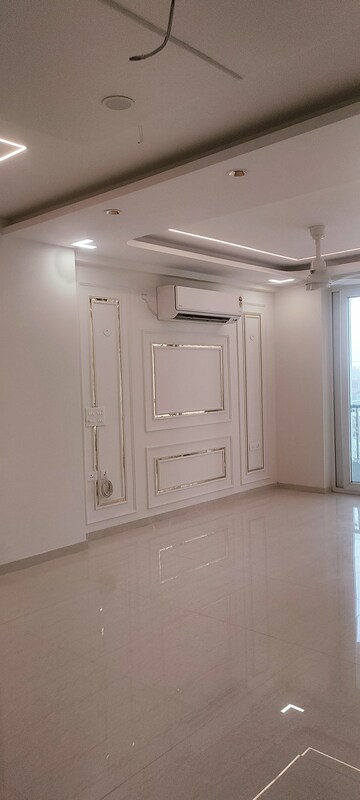 Building Lobby in 3 BHK Apartment at Omaxe Royal Residency Faridabad, Sector 79 – for Rent