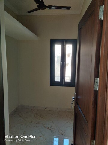 Room in 3 BHK Builder Floor at Jangpura – for Rent