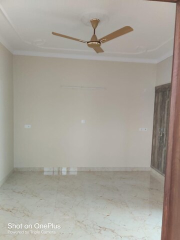 Room in 3 BHK Builder Floor at Jangpura – for Rent