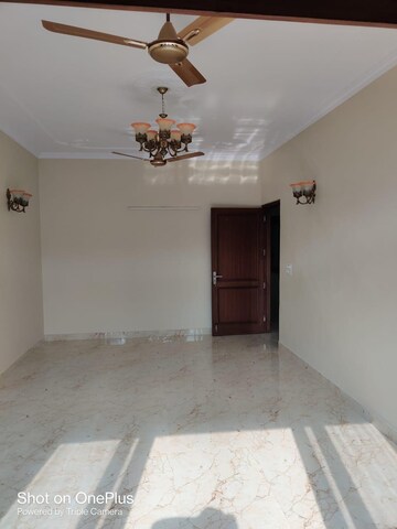 Room in 3 BHK Builder Floor at Jangpura – for Rent