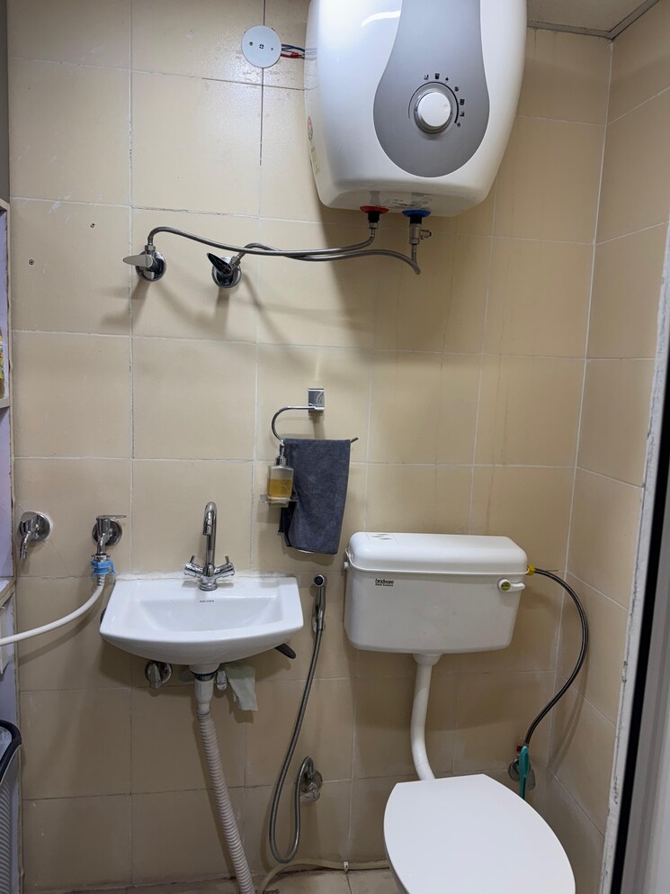 Bathroom, ratan-pearls 2 Bedroom 717 Sq.Ft. Apartment In Sector 16 Greater Noida Greater Noida 9025358