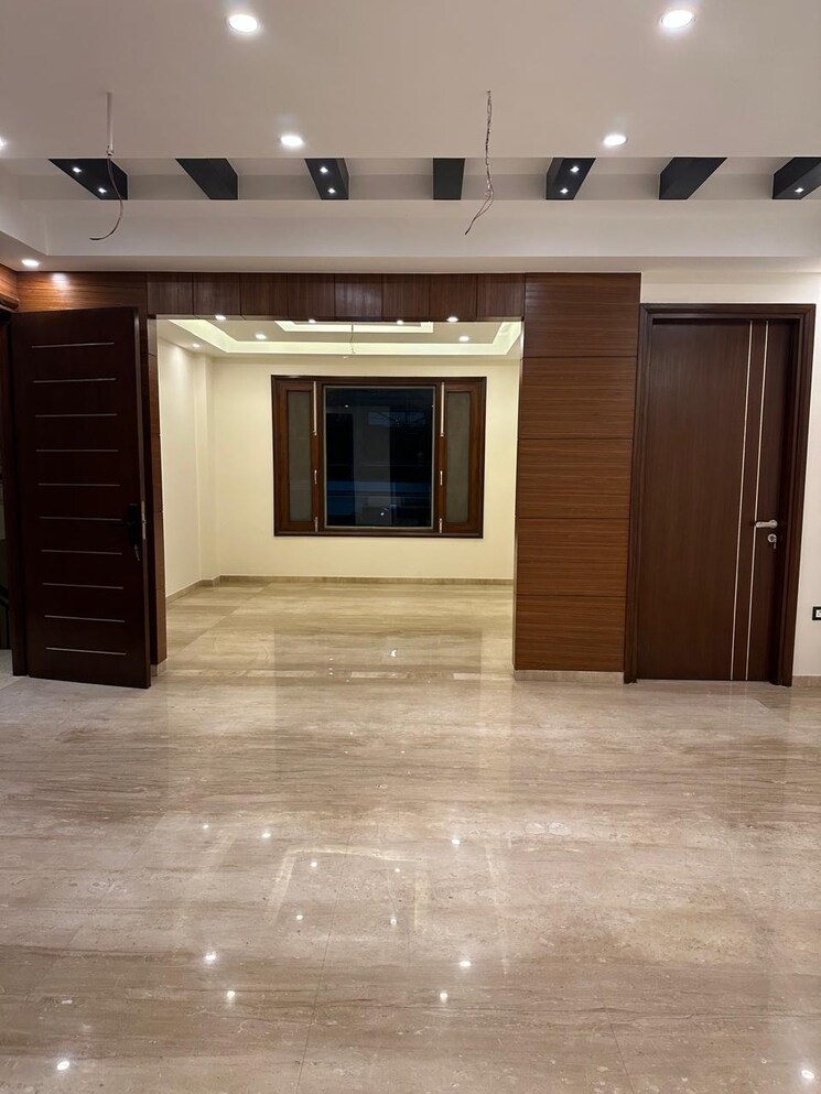 Room, sector 27 5 Bedroom 220 Sq.Mt. Independent House In Sector 27 Noida 9025379