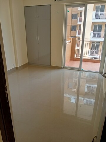 Room in 3 BHK Apartment at Ansal Highland Park, Sector 103 – for Rent