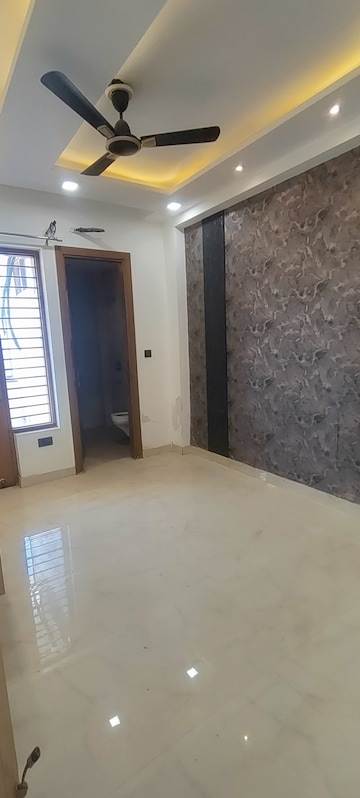 Room in 3 BHK Apartment at Shiv Sai Ozone Park, Sector 86 – for Rent