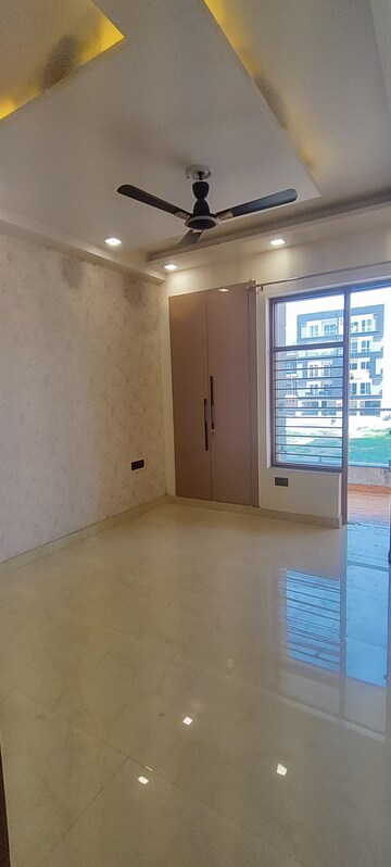 Room in 3 BHK Apartment at Shiv Sai Ozone Park, Sector 86 – for Rent