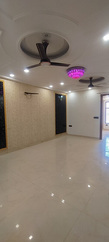 Room in 3 BHK Apartment at Shiv Sai Ozone Park, Sector 86 – for Rent