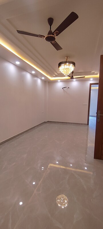 Room in 3 BHK Apartment at Shiv Sai Ozone Park, Sector 86 – for Rent