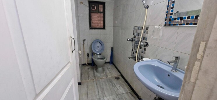 Bathroom, lokhandwala-complex 2 Bedroom 890 Sq.Ft. Apartment In Andheri West Mumbai 9025703