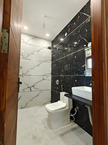 Team Area in 3 BHK Builder Floor at Sector 20 – for Rent