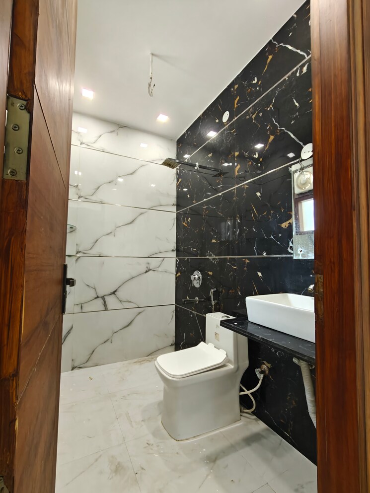 Team Area, sector 20 3 Bedroom 300 Sq.Mt. Builder Floor In Sector 20 Noida 9025710