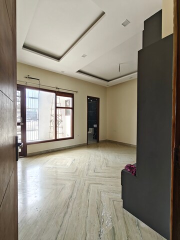Room in 3 BHK Builder Floor at Sector 20 – for Rent