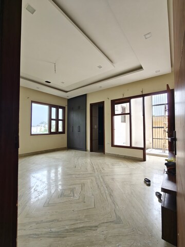 Room in 3 BHK Builder Floor at Sector 20 – for Rent