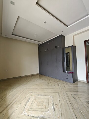 Room in 3 BHK Builder Floor at Sector 20 – for Rent