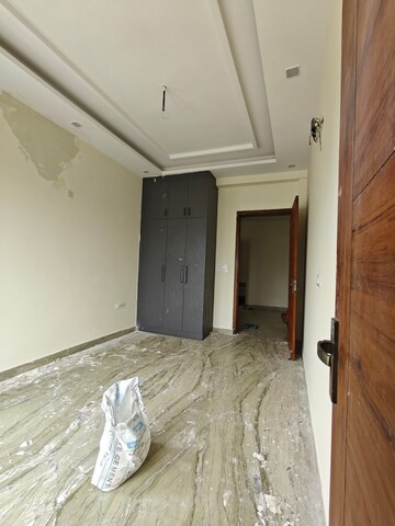 Room in 3 BHK Builder Floor at Sector 20 – for Rent