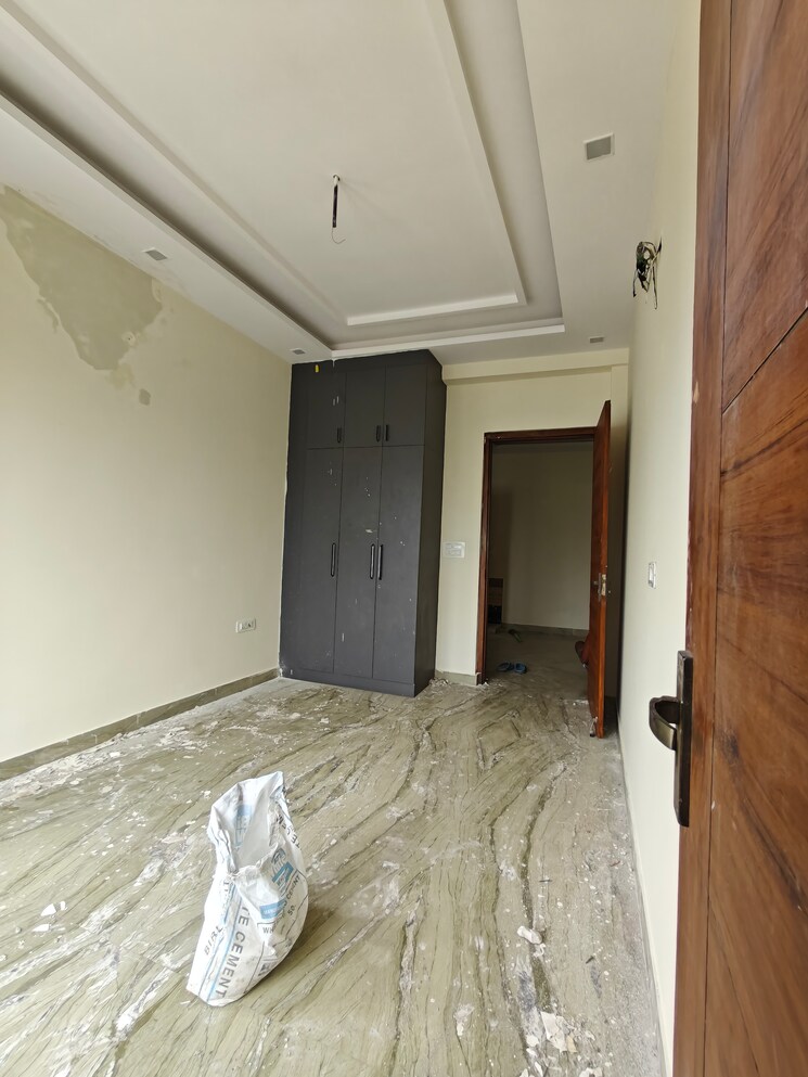 Room, sector 20 3 Bedroom 300 Sq.Mt. Builder Floor In Sector 20 Noida 9025710