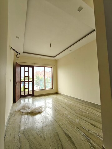 Room in 3 BHK Builder Floor at Sector 20 – for Rent