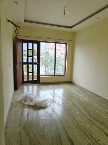 Room in 3 BHK Builder Floor at Sector 20 – for Rent