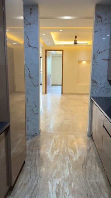 Building Lobby in 3 BHK Builder Floor at Sector 43 – for Rent