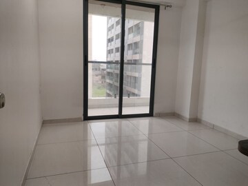 Room in 3 BHK Apartment at Sama Savli Road – for Rent