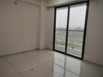 Room in 3 BHK Apartment at Sama Savli Road – for Rent