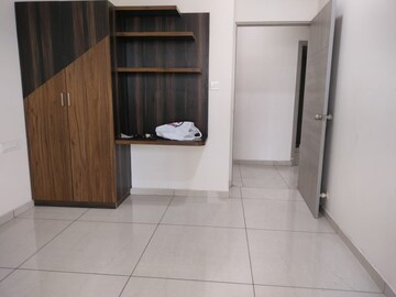 Room in 3 BHK Apartment at Sama Savli Road – for Rent
