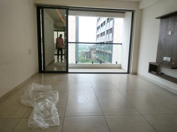 Room in 3 BHK Apartment at Sama Savli Road – for Rent