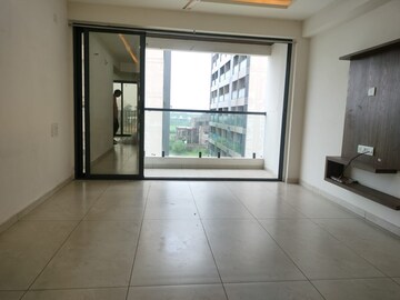 Room in 3 BHK Apartment at Sama Savli Road – for Rent