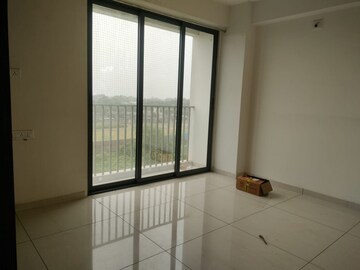 Room in 3 BHK Apartment at Sama Savli Road – for Rent
