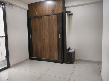 Room in 3 BHK Apartment at Sama Savli Road – for Rent