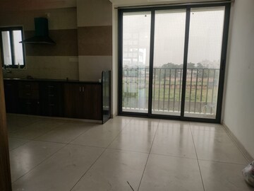 Room in 3 BHK Apartment at Sama Savli Road – for Rent