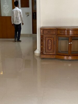 Room in 3.5 BHK Apartment at Mayur Vihar Phase 1 Extension – for Sale