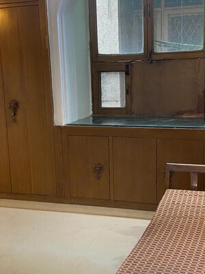 Room in 3.5 BHK Apartment at Mayur Vihar Phase 1 Extension – for Sale