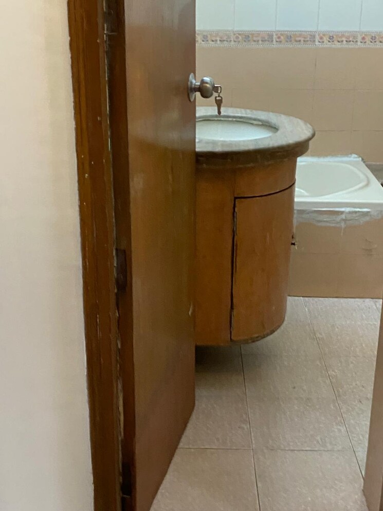 Attached Bathroom, mayur vihar phase 1 extension 3.5 Bedroom 1350 Sq.Ft. Apartment In Mayur Vihar Phase 1 Extension Delhi 9025859