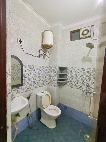 Bathroom in 1 RK Builder Floor at Auram Floor, South City 2 – for Rent