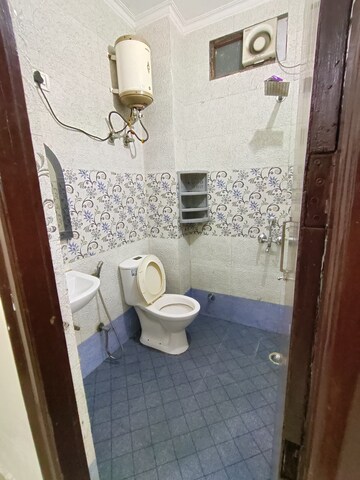 Bathroom in 1 RK Builder Floor at Auram Floor, South City 2 – for Rent