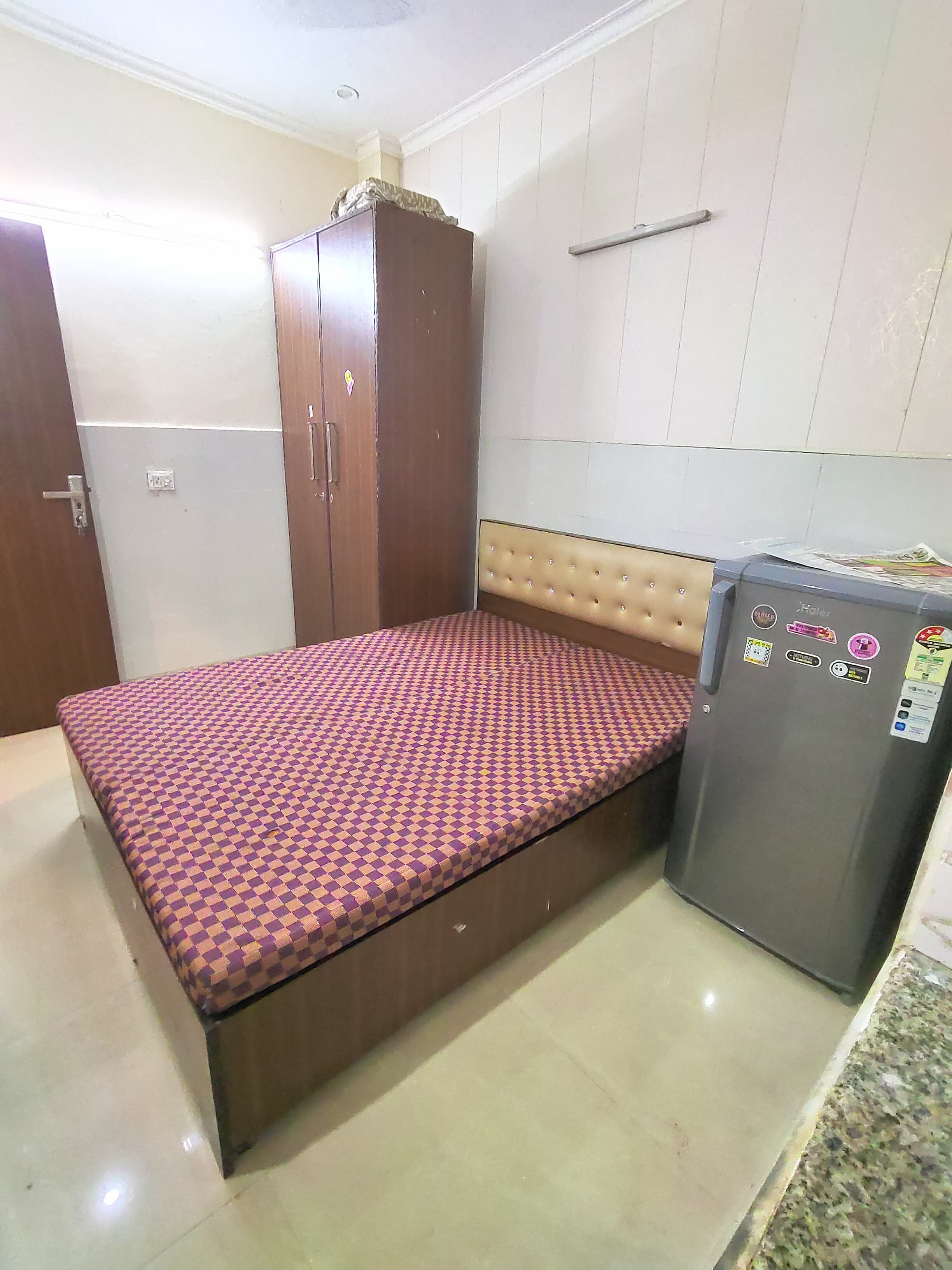 1 Rk  212 Sq.Ft. Builder Floor in SS 100