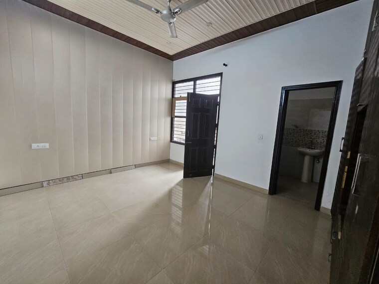 Room, dhakoli 3 Bedroom 192 Sq.Yd. Apartment In Dhakoli Zirakpur 9025898