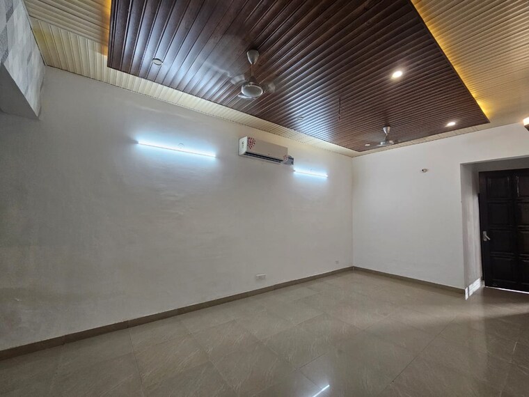 Room, dhakoli 3 Bedroom 192 Sq.Yd. Apartment In Dhakoli Zirakpur 9025898