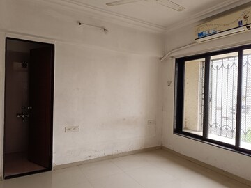 Room in 3 BHK Apartment at Romell Empress, Borivali West – for Rent