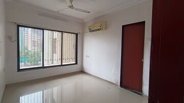 Room in 3 BHK Apartment at Romell Empress, Borivali West – for Rent