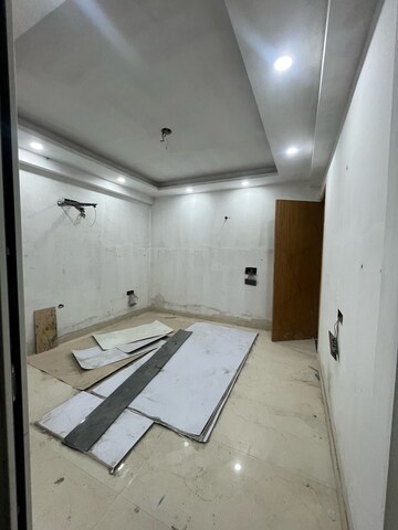 Room in 4 BHK Apartment at Nidhi Exclusive Floors, Mehrauli – for Sale