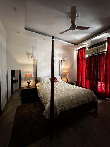 Bedroom in 4 BHK Independent House at DLF Imperial Residences, Dlf Phase I – for Rent