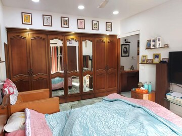 Bedroom in 2 BHK Apartment at Andheri West – for Rent