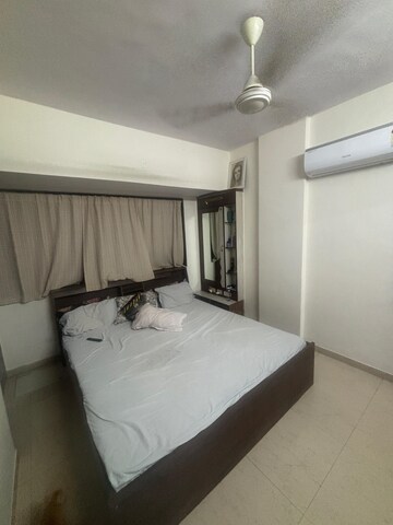 Bedroom in 2 BHK Apartment at Andheri West – for Rent