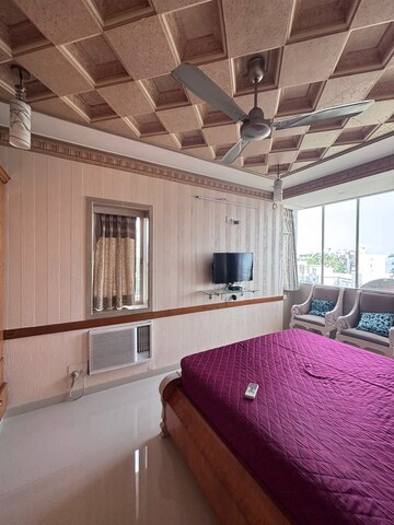 Bedroom in 2 BHK Apartment at Andheri West – for Rent