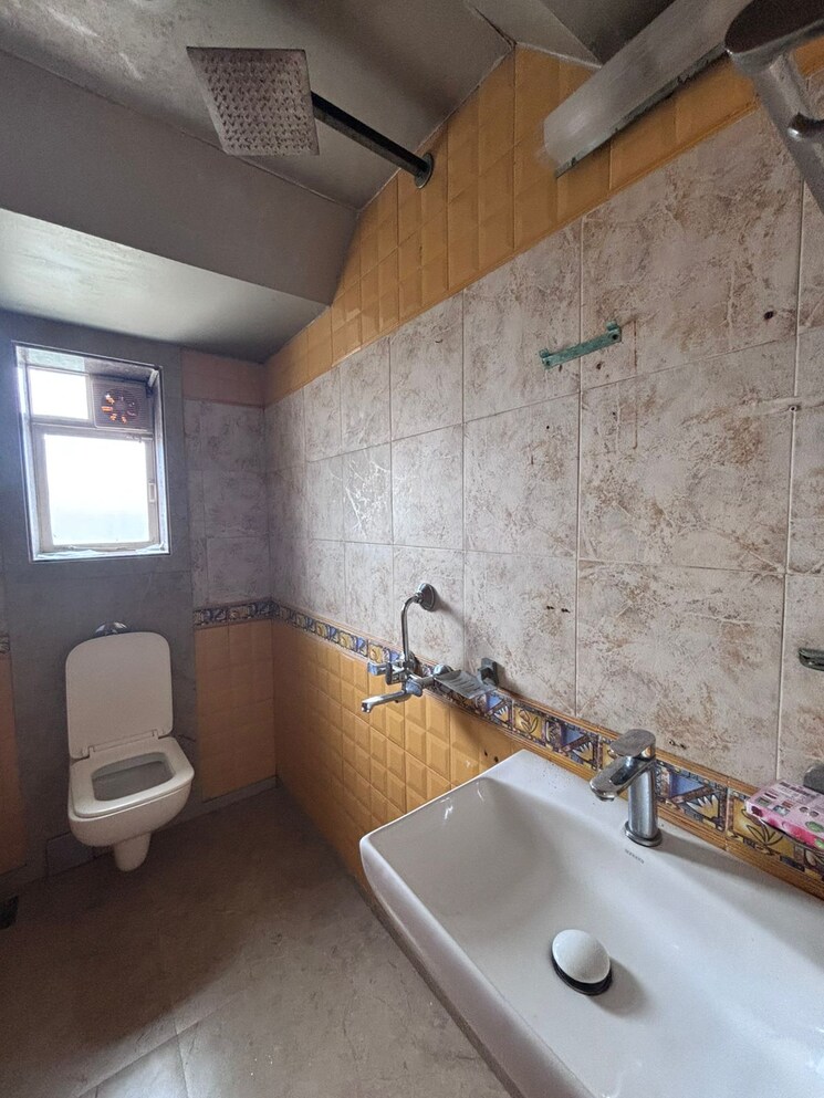 Bathroom, andheri west 2 Bedroom 1000 Sq.Ft. Apartment In Andheri West Mumbai 9026021