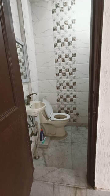 Bathroom in 1.5 BHK Builder Floor at Malviya Nagar – for Rent
