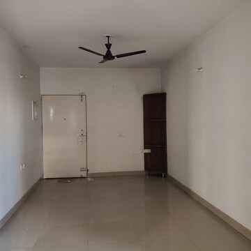 Room in 2 BHK Apartment at Suncity Avenue 102, Sector 102 – for Rent