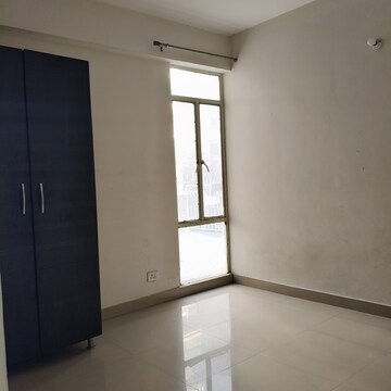 Room in 2 BHK Apartment at Suncity Avenue 102, Sector 102 – for Rent