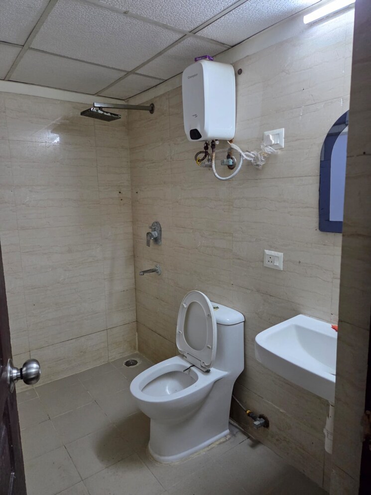 Bathroom, sethi-max-royal 2 Bedroom 895 Sq.Ft. Apartment In Sector 76 Noida 9026095